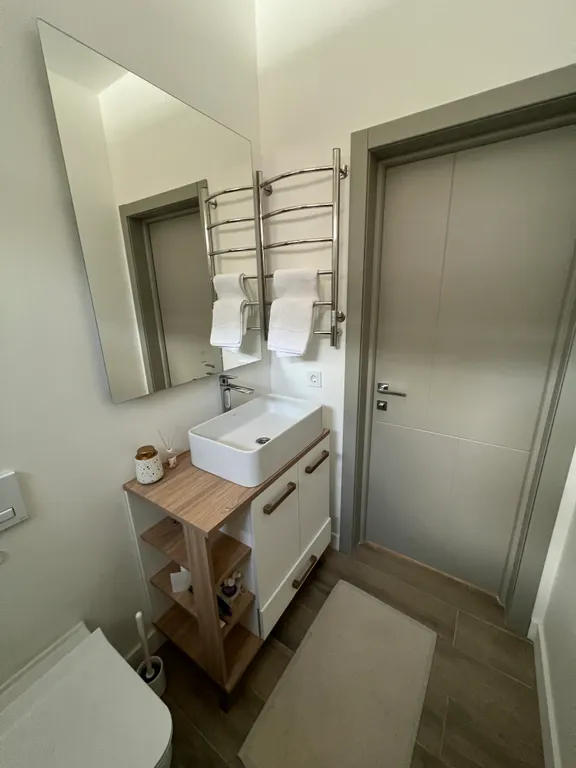 Просторный дом с камином в сосновом лесу