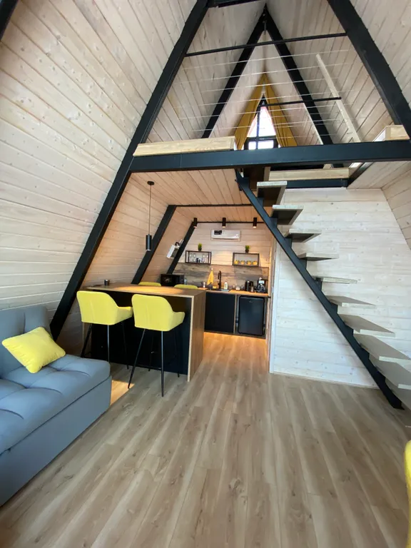 Треугольный дом A-фрейм с панорамными окнами Космос