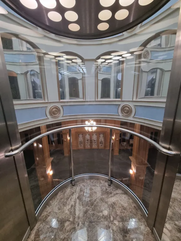 Aпаpтaмeнт c баcсейном и теpрaсой нa набеpeжной