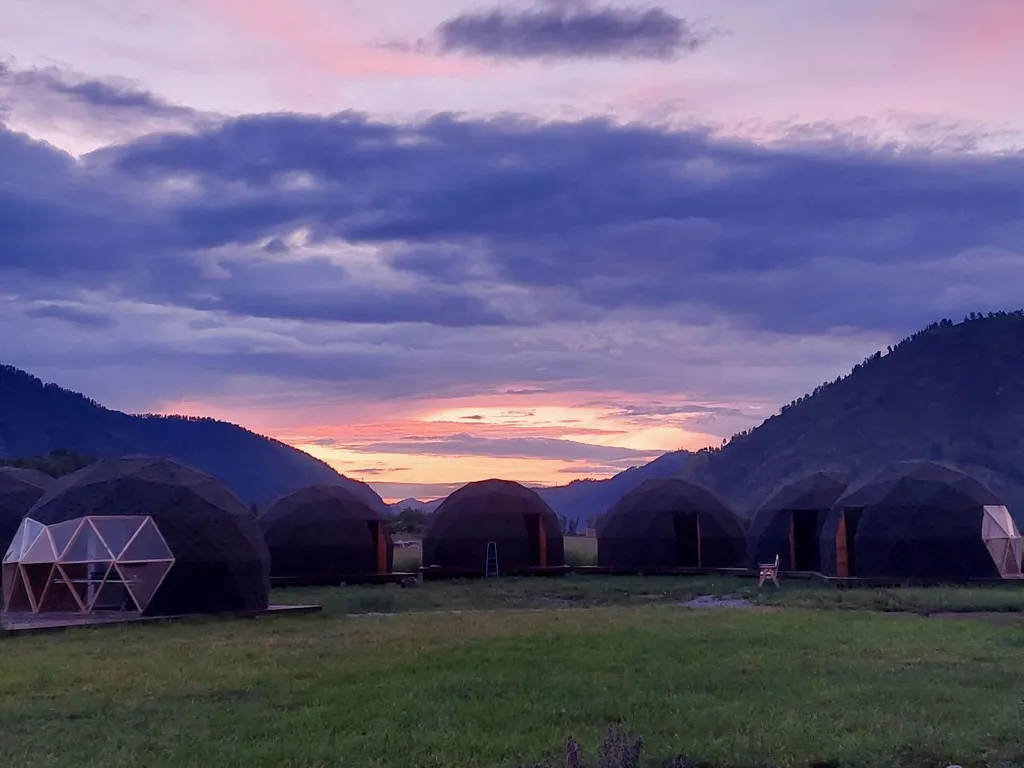 Семейный отдых в долине гор Алтая