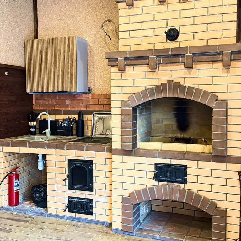 Большая студия с камином и русской печкой