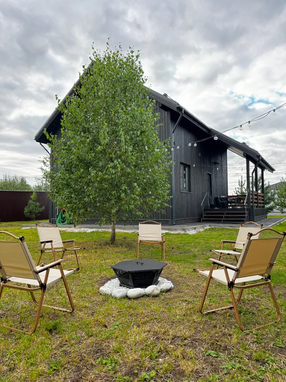 Стильный дом-шале с панорамными окнами, террасой и костровой зоной