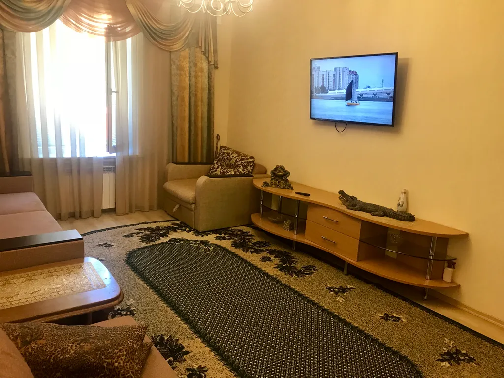 Крупногабаритная двушка с отдельным входом в центре, парковка