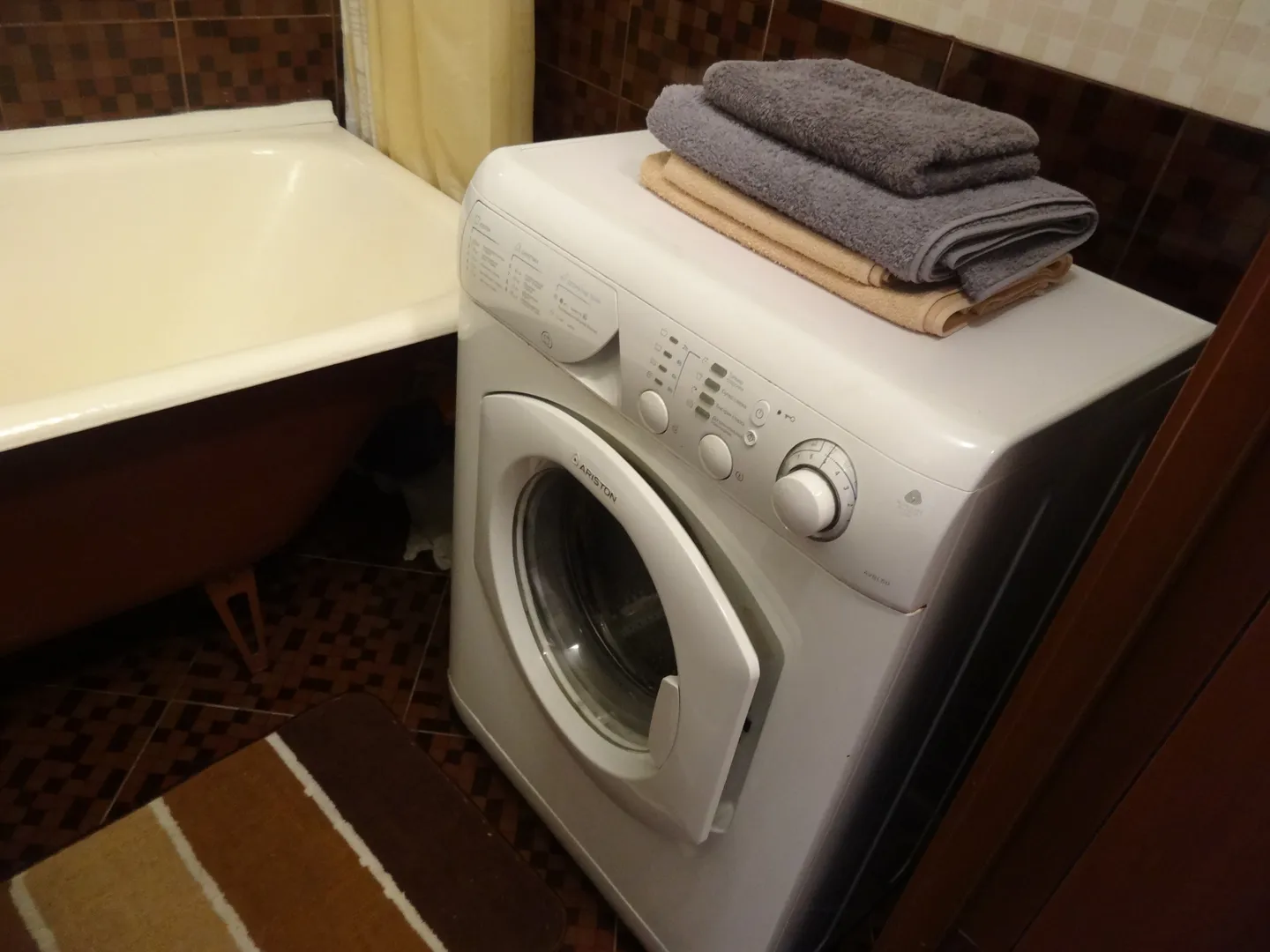 В ванной комнате стиральная машина (стиральный порошок и кондиционер для белья в тумбе под раковиной), комплект из двух полотенец для каждого гостя.