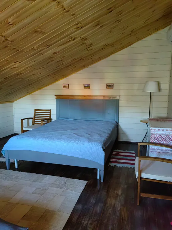 Красивый дом с камином на берегу живописной реки