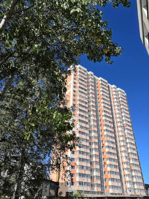 Современная квартира в хорошем районе, недалеко от станции метро