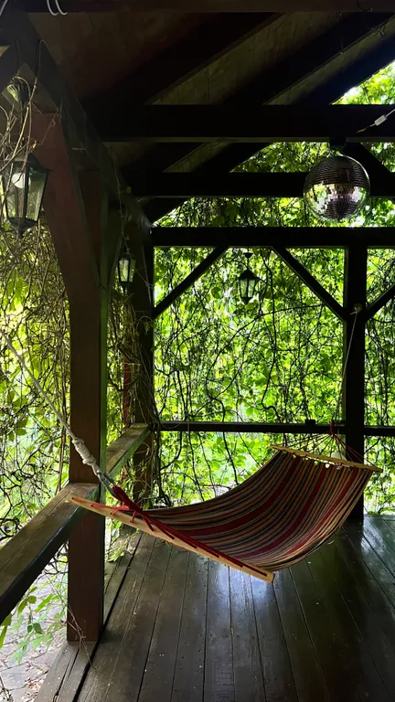 Уединённый хутор в лесу у реки с баней и камином