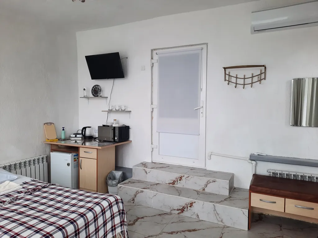 Комната с окнами в пол с видом на горы Белокурихи и город