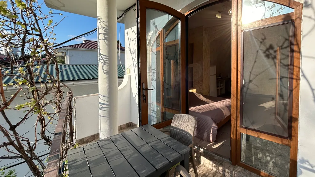 Солнечная студия с балконом