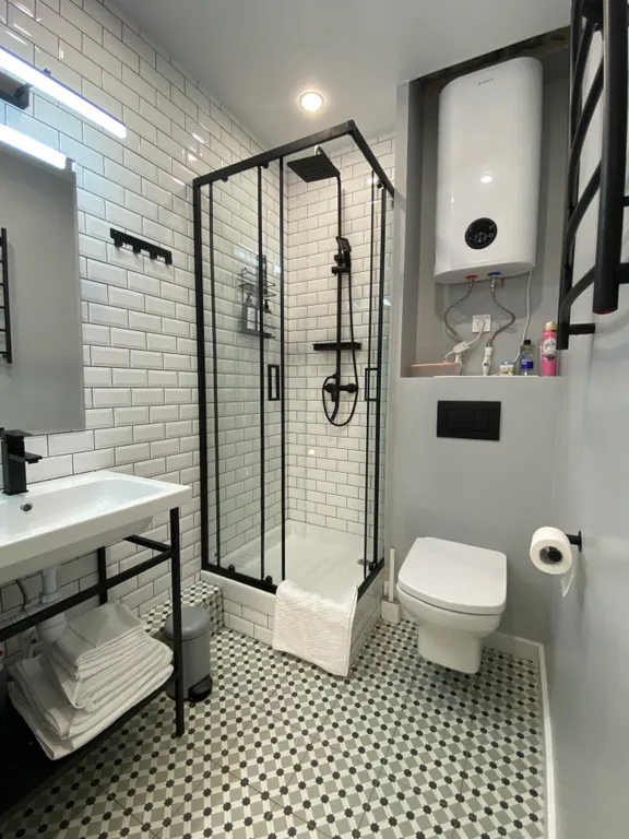 Синяя студия с панорамным окном и видом на закат