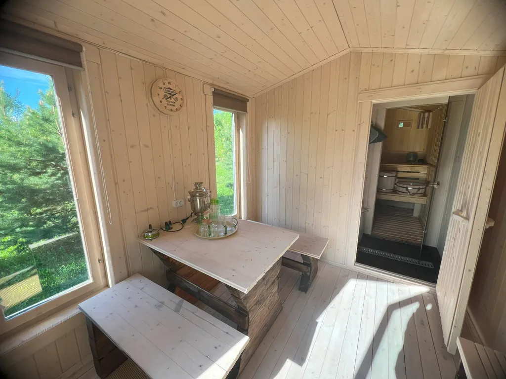 Стильный барн в соснах