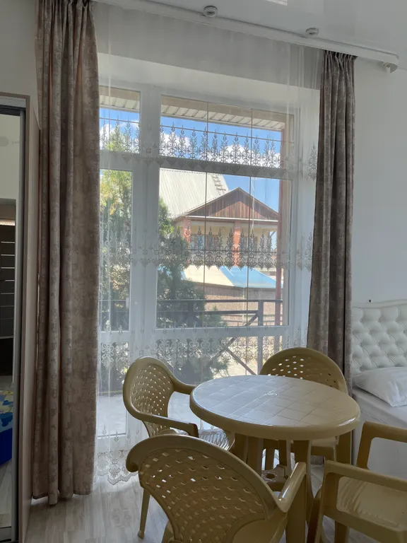 Четырёхместный номер  люкс с балконом с видом на город и горы