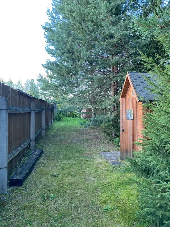 Дом на живописном берегу реки в деревне Пачеболка