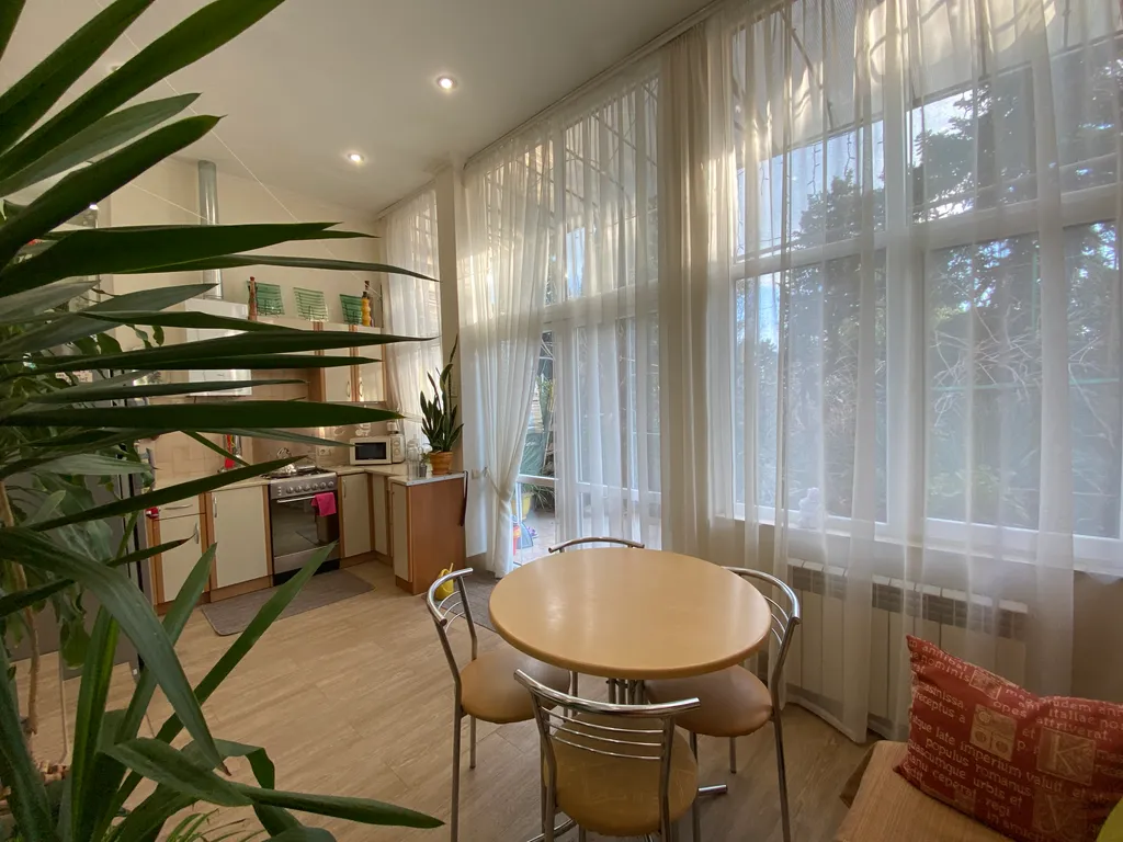 Двухкомнатная квартира возле набережной Ялты