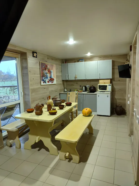 Дом с баней и пирсом на берегу пруда