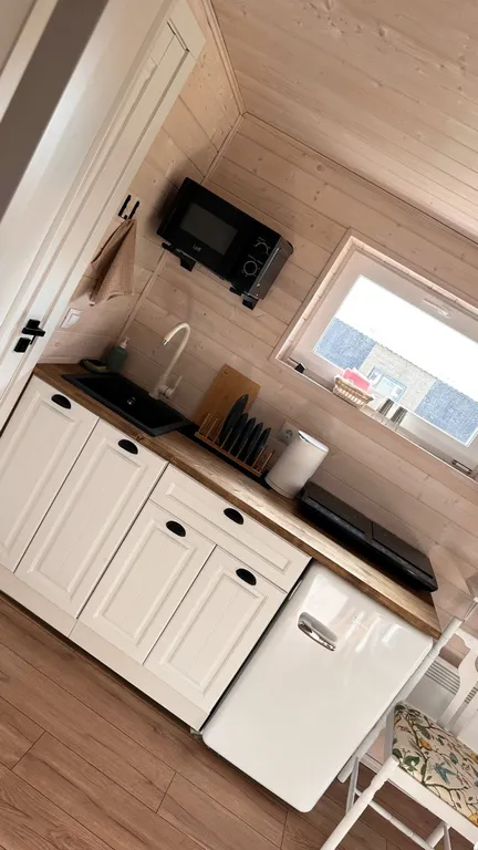 Уютный Белый дом у реки