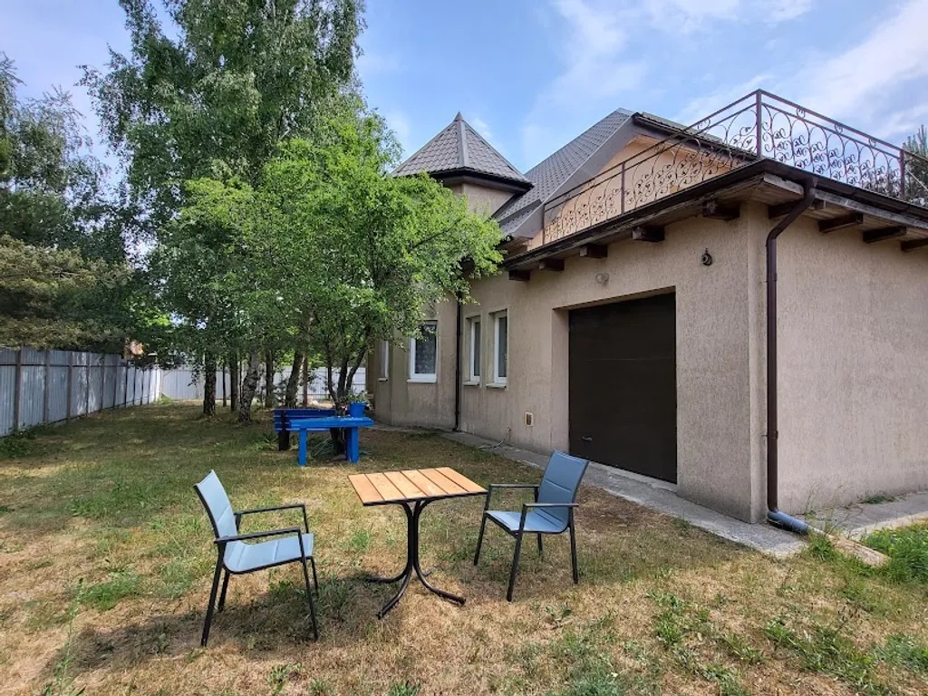 Двухэтажный коттедж на участке 8 соток