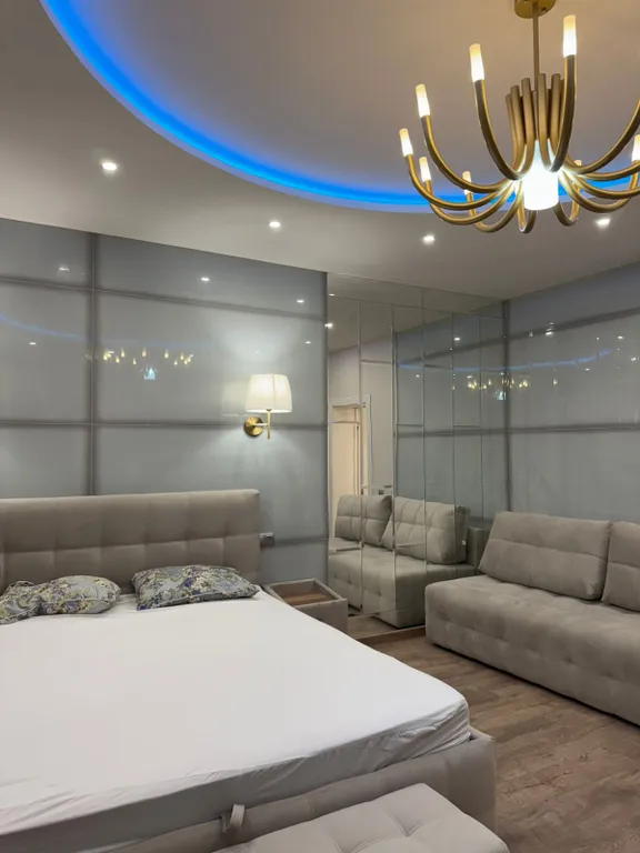 Резиденция в деревне в окружении леса