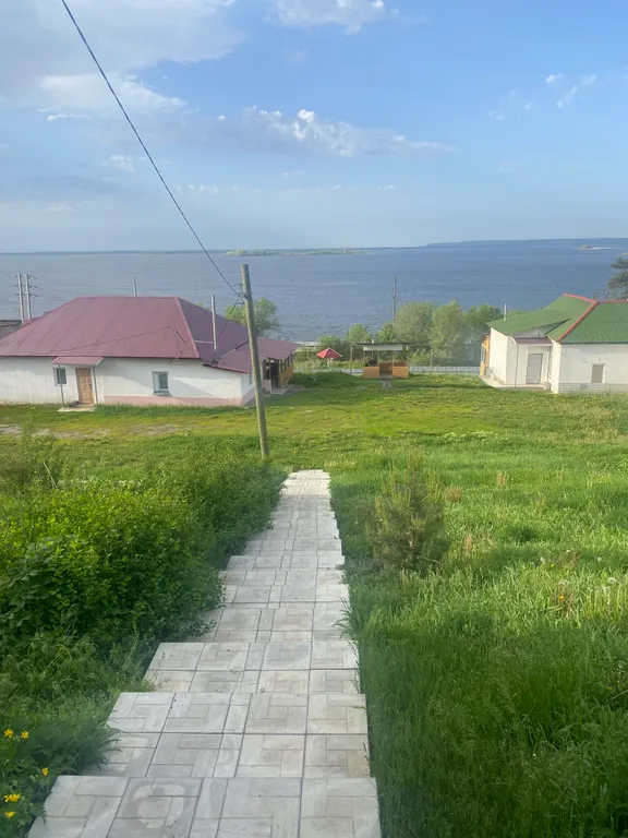 Дом с верандой на берегу Волги