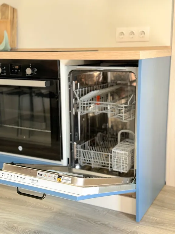 Уютная квартира напротив бассейна со своими лежаками, 7 спальных мест