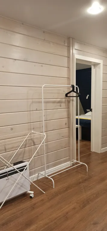 Уютный треугольный домик в лесу