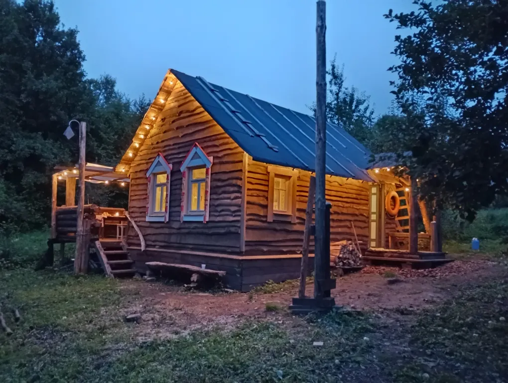 Изба с уютом детства, деревенский дом с баней и русским бытом