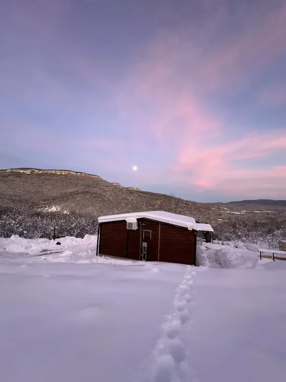 Дом в уединенном месте у леса с великолепным видом на горы
