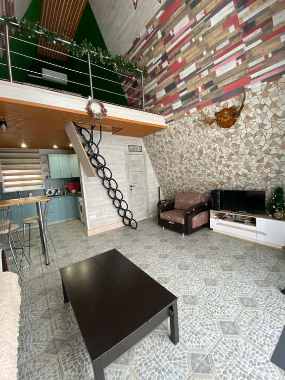 Дом-шалаш и баня-бочка на берегу горе-моря