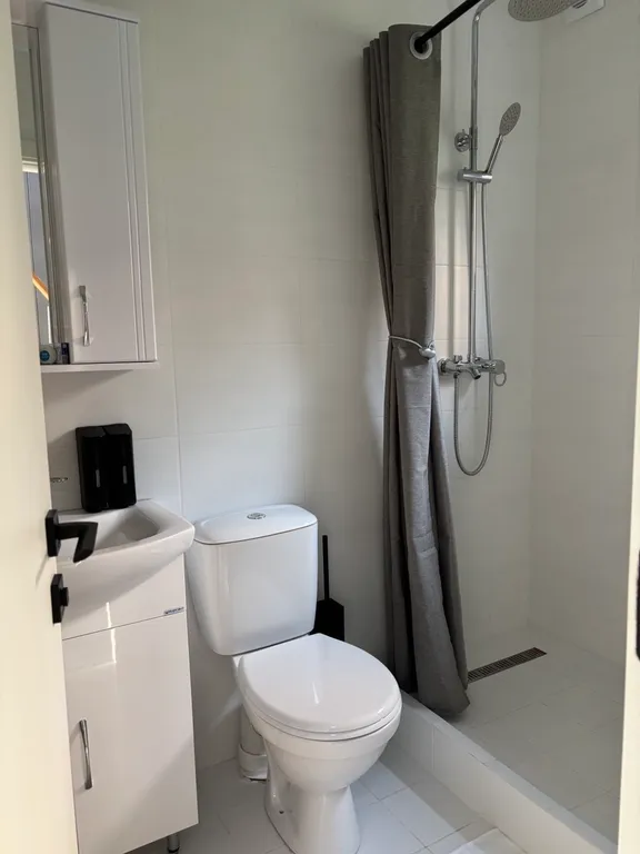 Дом с видом на море в лесу