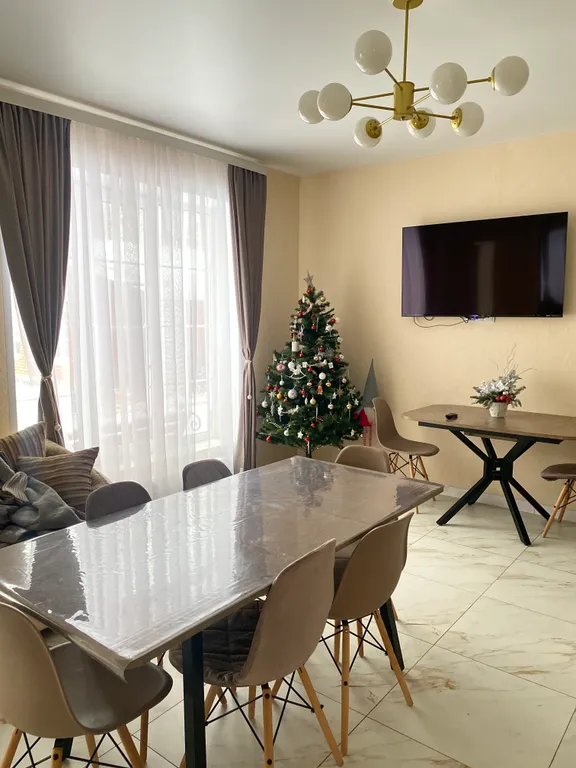 Большой новый дом в черте города