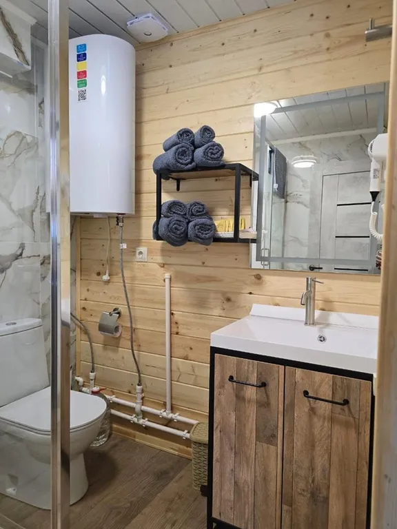 Домик возле озера