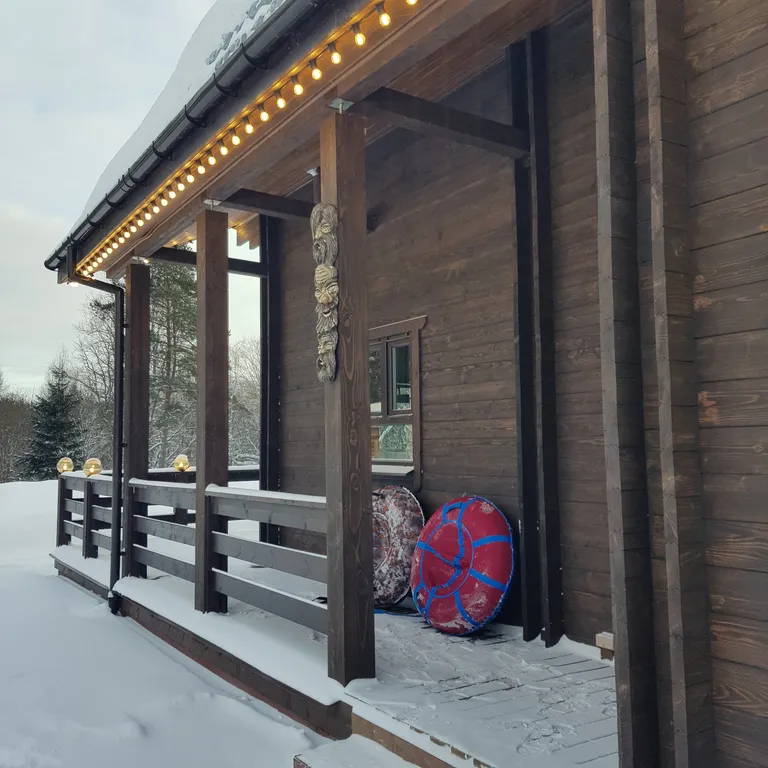 Дом Talotonttu на холме в окружении леса