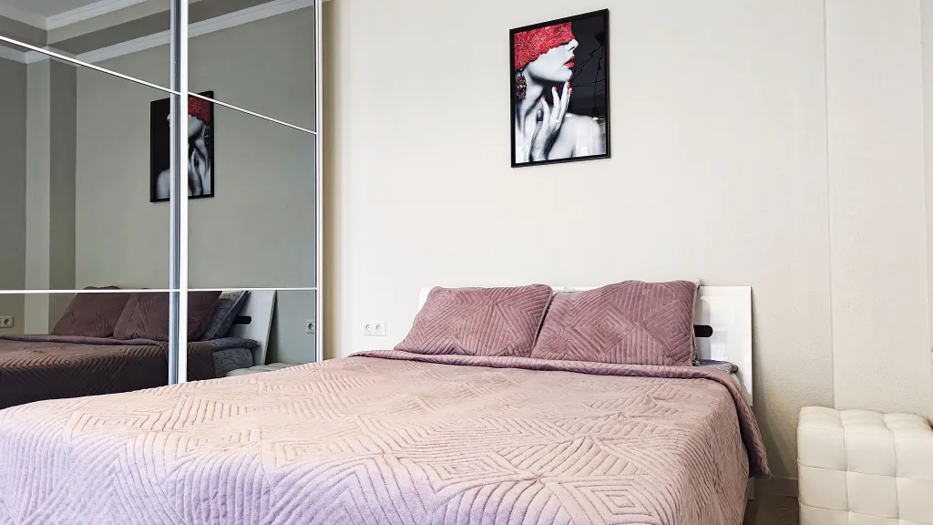 Красивый и современный апартамент со спальней