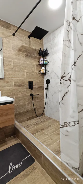 Уютная теплая современная квартира