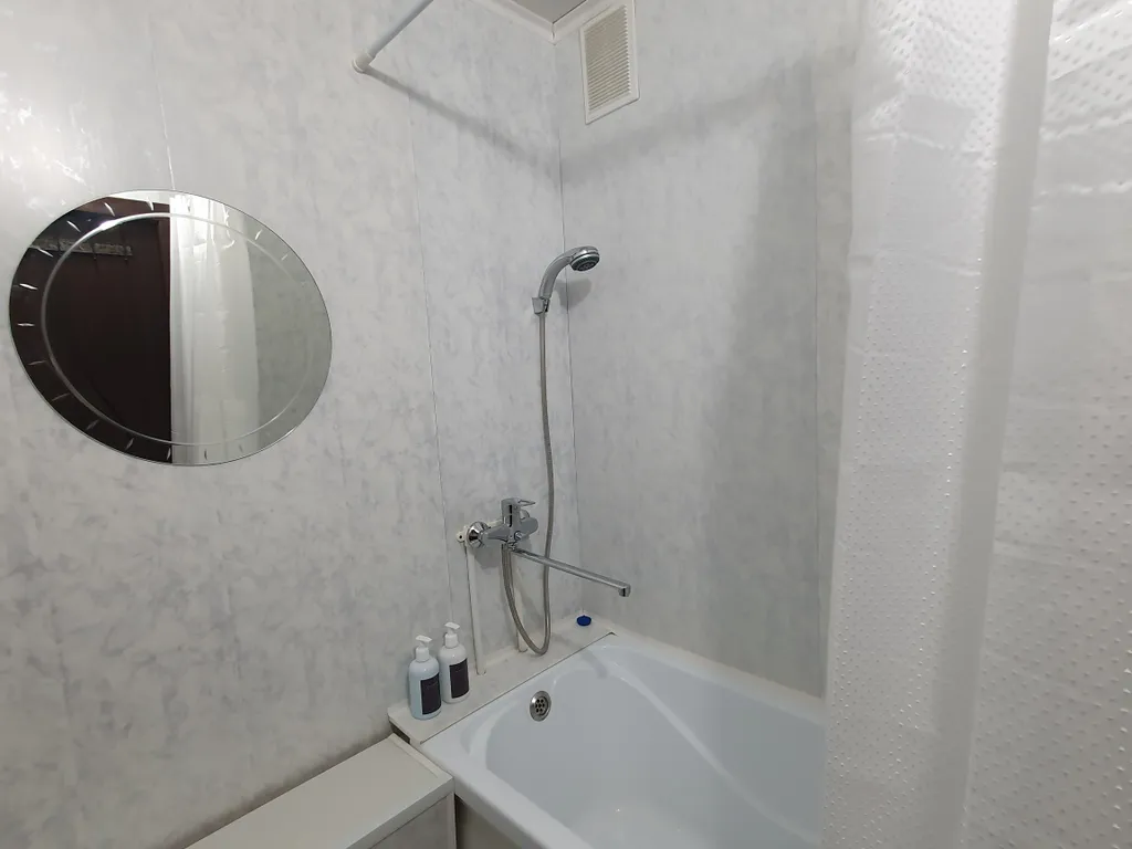 Однокомнатная в брусничных тонах