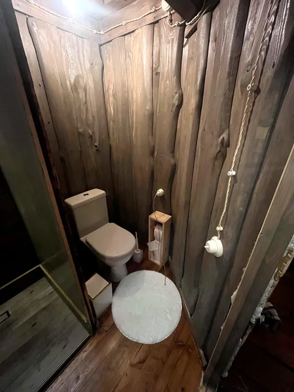 Изба с уютом детства, деревенский дом с баней и русским бытом