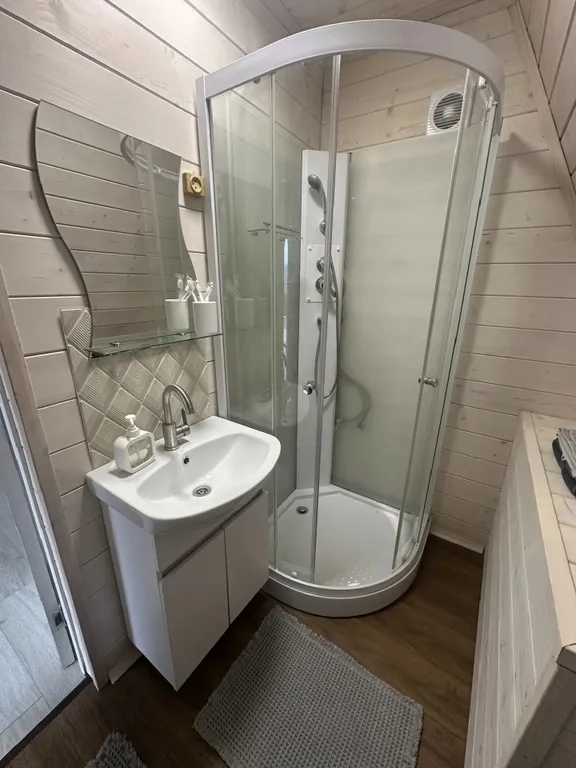 Атмосферный дом у леса с видом на горы