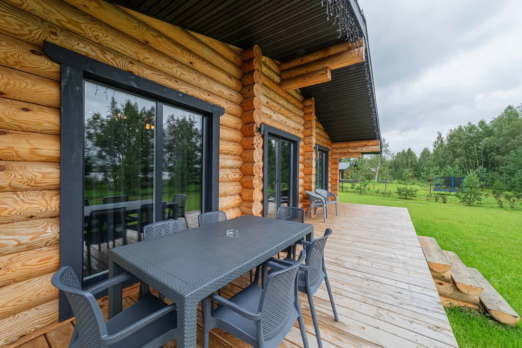 Дом на берегу большого озера