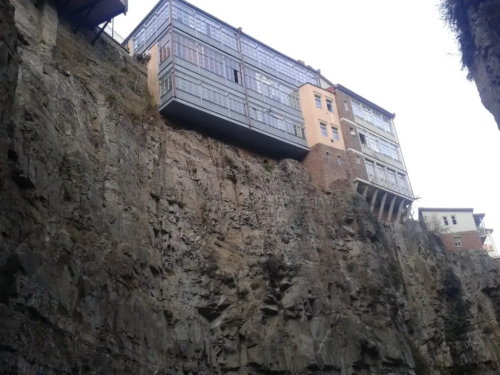 Дом над водопадом