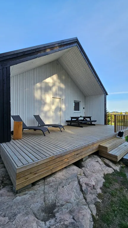 Дом на скале в окружении леса