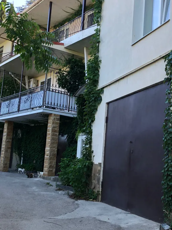 Коттедж с шикарной видовой террасой и шезлонгами