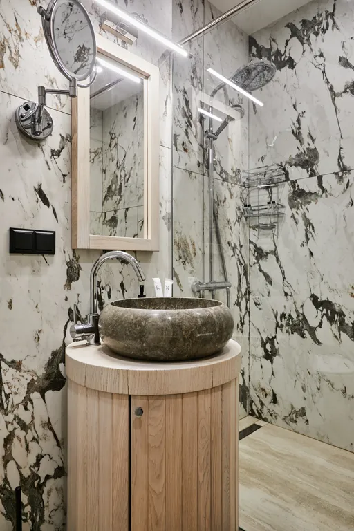 Полулюкс с кроватью размера king-size и видом на озеро