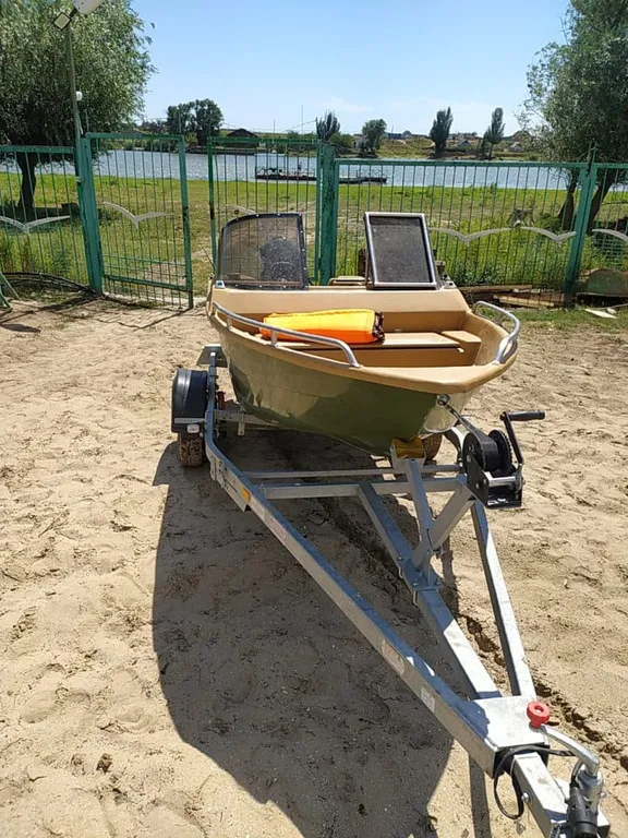 Дом с террасой около бассейна