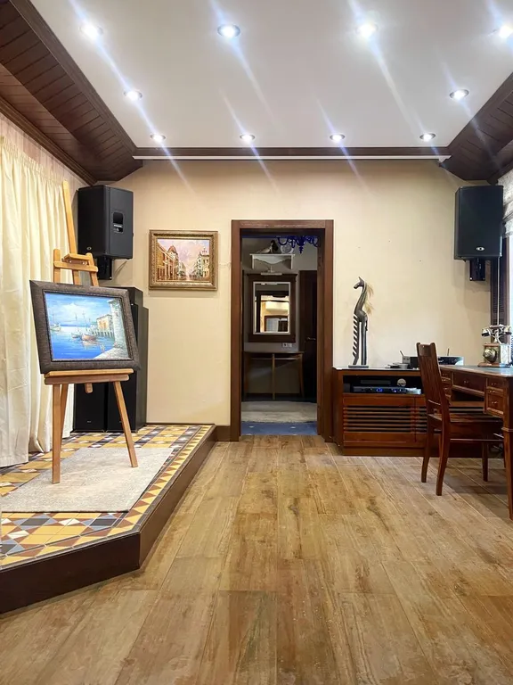 Уютный коттедж в городе со своим озером на территории