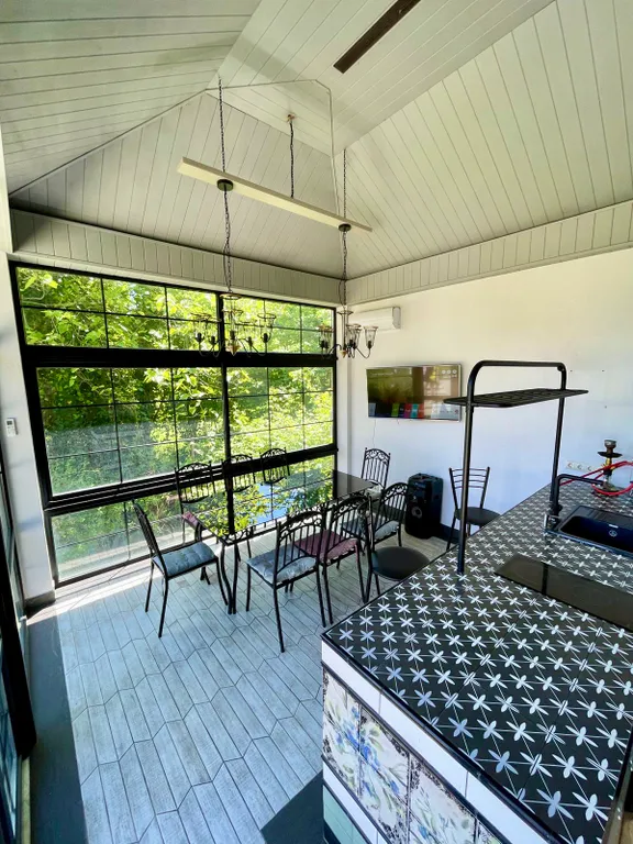 Стильный дом с открытым бассейном и сауной