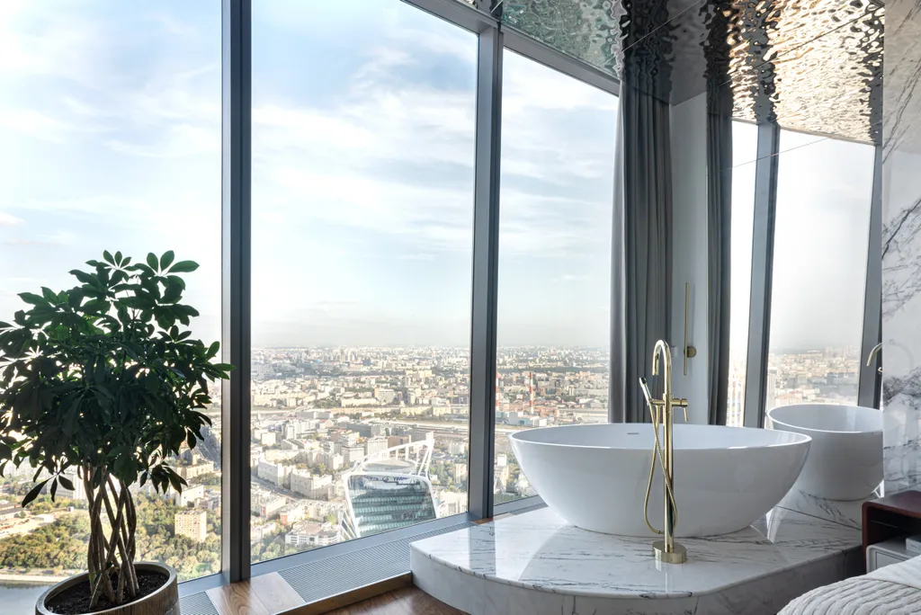 Роскошный апартамент Табрис на 81 этаже с ванной у окна в спальне