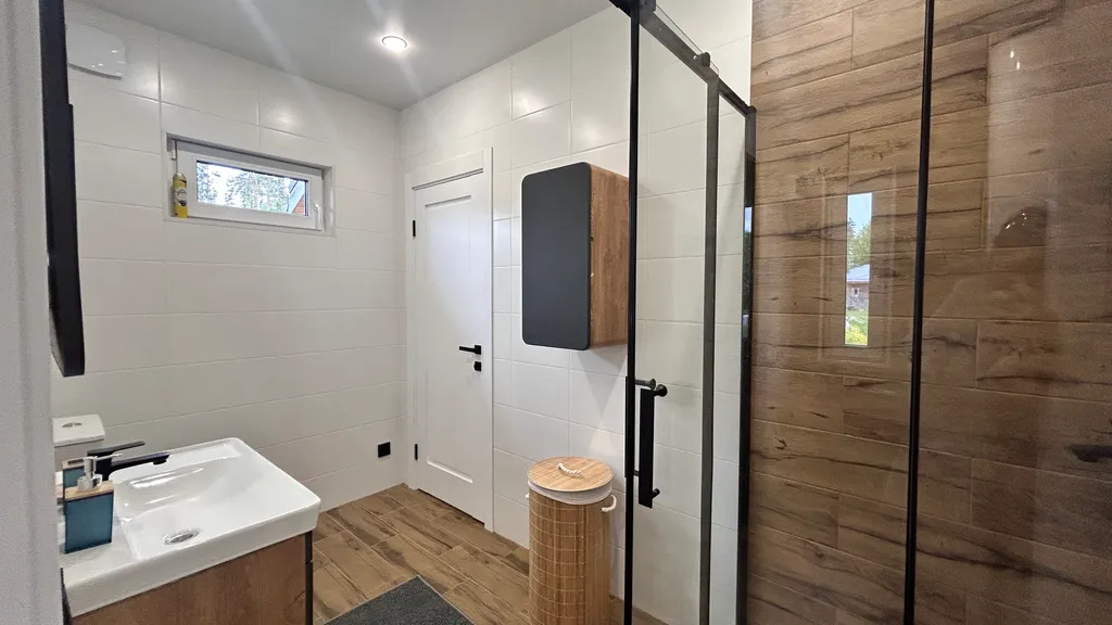 Дом с видом на сосновый лес возле Игоры Драйв с уютной зоной кострища