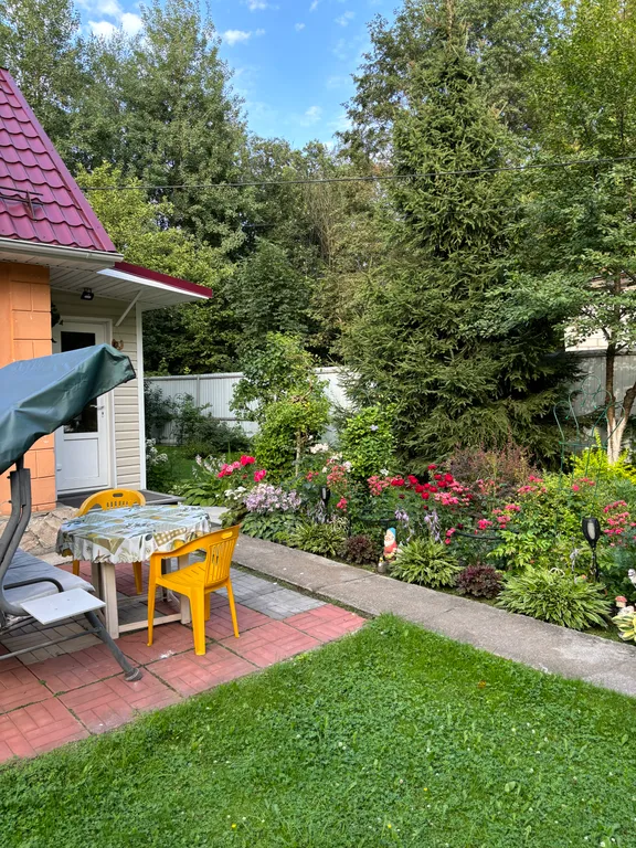 Уютный дом с садом