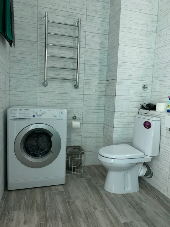 Студия с камином и креслом - коконом для двоих