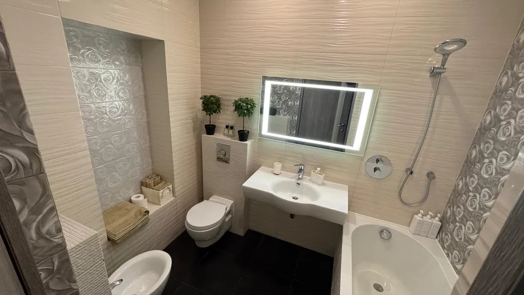 Видовая квартира с панорамным окном в центре